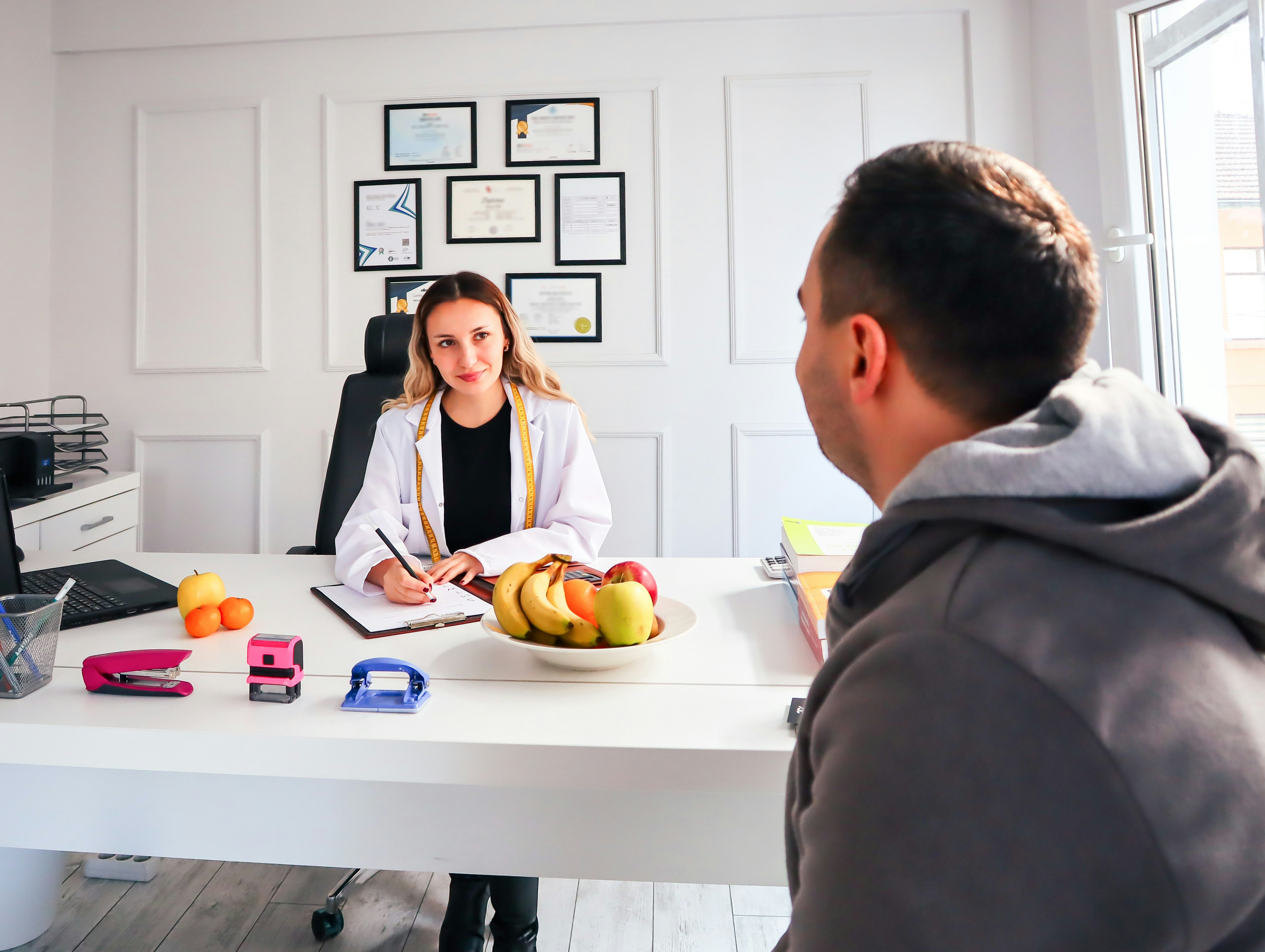 Instalação médica moderna com ambiente de saúde profissional